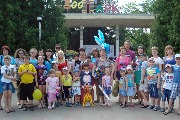 Сотрудники АО «АМР» с детьми в ростовском зоопарке